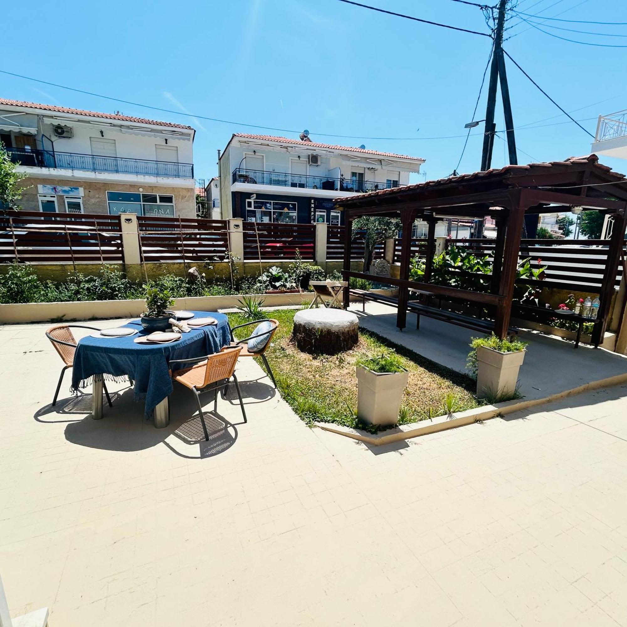 Next To The Beach Apartments Ofrinion Luaran gambar