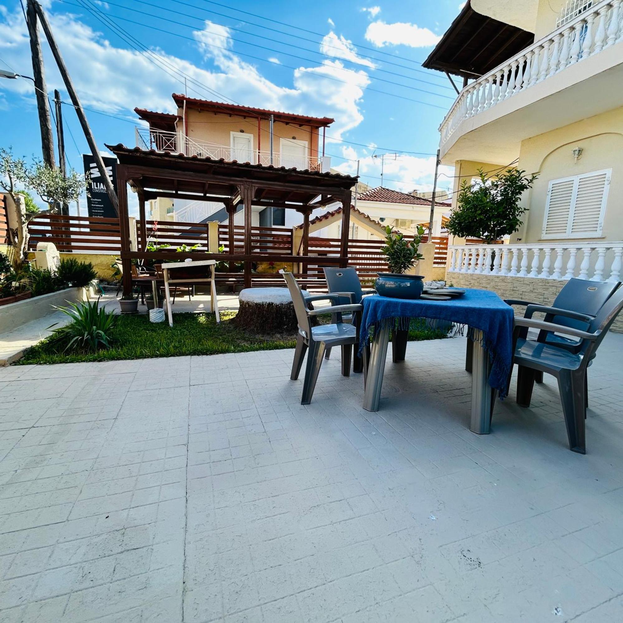 Next To The Beach Apartments Ofrinion Luaran gambar